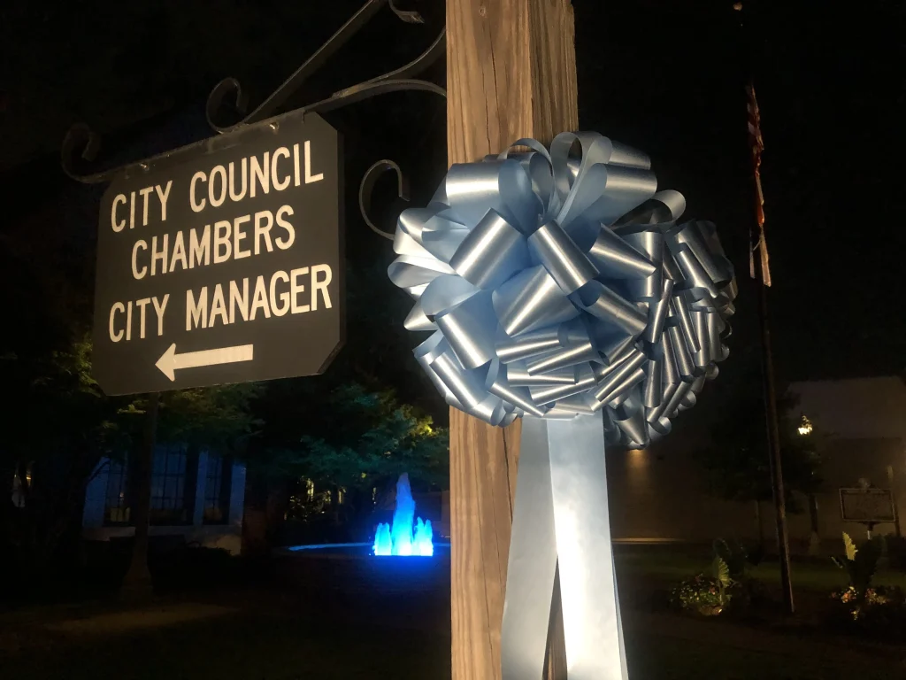 Blue ribbons tied in tribute